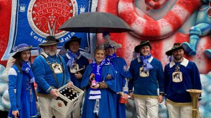 Bild: u
Die Hirschauer gehörten wieder zur Leibgarde von Prinz Axel I. und Venetia Jula. Damit beide unterwegs nicht unter Durst leiden mussten, erhielten sie einen Kasten Faschingsbier aus der Hirschauer Schlossbrauerei (von links): Majoretten-Chefin Marie Giehrl, Veteran Werner Stein, Musikzug-Chef Maximilian Stein, Venetia Jula, ihr Adjutant, Dirigent Wolfgang Vögele und 2. Vorsitzender Thomas Stark.