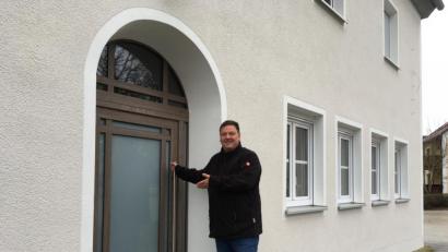 Bild: ihl
Bürgermeister Christian Ziegler ist es gelungen, einen Investor zu finden, der das marode Dorfwirtshaus saniert hat.