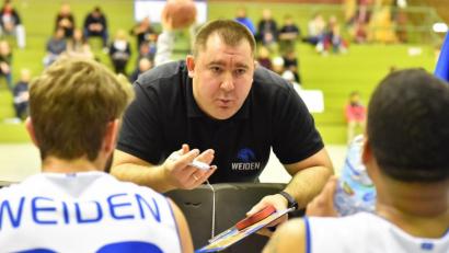 Bild: A. Schwarzmeier
Basketball-Bayernligist Hamm Baskets Weiden musste beim Gastspiel in Eckersdorf auf den verhinderten Trainer Roman Lang (Mitte) verzichten.