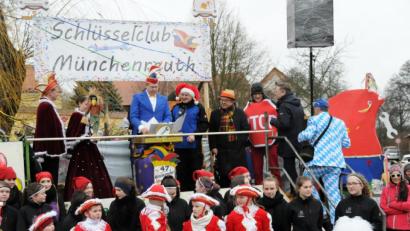 Bild: Bernhard Eckstein/exb
Nach dem Faschingszug geht es am Dorfplatz in Münchenreuth hoch her. Ein Höhepunkt ist die Büttenrede. Diese dürfte von der Kommunalwahl geprägt sein.