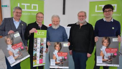 Bild: jr
„Resl Unser – Wiederaufnahme der Uraufführung“ heißt es zur Premiere am Samstag. 14. März im Festsaal im Schloss Fockenfeld. Weitere Vorführungen sind am 28./29. März jeweils ab 20 Uhr vorgesehen. Der Kartenvorverkauf hat bereits begonnen. Präsentiert wird das Theaterstück vom Landestheater Oberpfalz. In Fockenfeld bei der Präsentation mit dabei waren (von links) LTO-Geschäftsführer Wolfgang Meidenbauer, Bürgermeister Max Bindl, Manfred Grüssner, Pater Benedikt Leitmayr und Regisseur Till Rickelt.