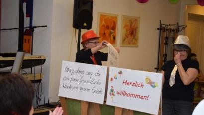 Bild: bnr
Ganz ohne Worte begrüßten Maria Müller und Johann Zimmerer die Gäste beim Weiberfasching.
