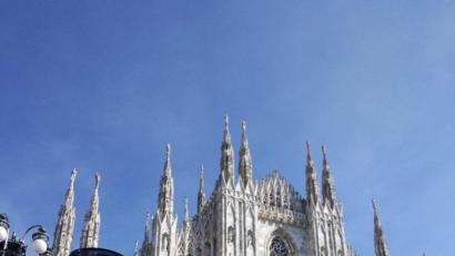 Bild: exb/Wiesmann
Normalerweise ist der Mailänder Domplatz am Montagmittag proppenvoll. Nicht so in Zeiten von Corona-Alarm, weiß Andrea Wiesmann (links).