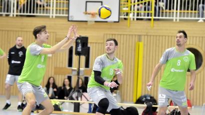 Bild: Hubert Ziegler
Sichere Ballannahme des Amberger Außenangreifer Julian Zoll (links). Rechts David Fecko und Paul Seidel (Mitte).