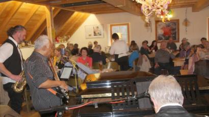 Bild: Schönberger, Ferdinand [fsb]
Die vielen Gäste wurden beim Auftritt des Trios Michael Bertelshofer & Friends nicht enttäuscht.