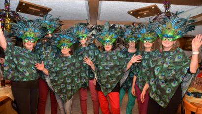 Bild: dob
Perfekt für den Maskenball verbargen sich die Vorstandsfrauen des Frauenbunds hinter den schillernden Gefiedermasken in edlen Blau-, Grün und Brauntönen und stolzierten durch die Gastwirtschaft. Ihre wahre Identität gaben sie nicht so leicht preis.