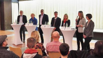 Bild: Bühner
Moderiert von den Berufsberaterinnen Martina Bieber und Anita Kersten (Sechste und Siebte von links) formulierten die Personalexperten (von links) Theo Zeitler, Cornelia Uschold, Thomas Kick, Stephan Thesing und Tanja von der Grün ihre Erwartungen an Bewerber.