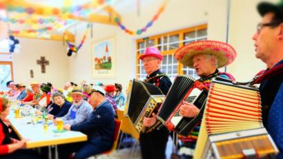 Bild: ohr
Die Hausmusiker (von links) Karl-Heinz Schröder, Ludwig Gerl und Reinhard Höreth brachten mit Ohrwürmern Stimmung in die Faschingsfete des Seniorenkreises Stulln.