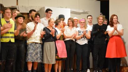 Bild: fdl
Die Mitwirkenden der Landjugend freuten sich beim Abschlussapplaus über den gelungenen Bunten Abend.