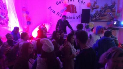 Bild: sl
DJ Rais sorgte mit seiner Musikauswahl im Feuerwehrhaus für die richtige Faschingssause