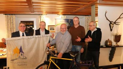 Bild: gru
Die Vertreter der Kirchengemeinden Freihung mit Bürgermeister Norbert Bücherl (links), am Fahrradlenker Vertrauensmann Rudi Gruber und Pfarrer Hans-Peter Pauckstadt-Künkler bei der Übergabe der „Insignien“, des Fahrrads und zweier Fahnen, für die Simultankirche des Jahres 2020 in Edelsfeld.