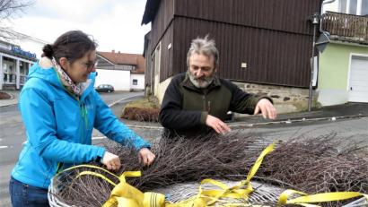 Bild: ubb
Susanne Pätz und Dieter Brandl richten das Birkenreisig im Storchennest zurecht. Danach wurde das Nest aufs Kirchendach gehoben.