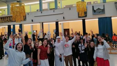 Bild: exb
Närrische Stimmung herrscht am Gymnasium Eschenbach beim Fasching der Fünftklässler.