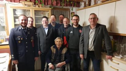Bild: rdh
Die Vereinsvertreter Tobias Schwamberger, Roland Heldwein (beide Feuerwehr), Alois Sladky (OWV), Klaus Sladky, Uwe Franz (beide Blaskapelle), Gerald Helm, Martin Freundl (beide VfB) und Bernd Schwamberger vom 
 Waldverein (hinten von links) gratulierten Georg Sollfrank (vorne) zum 90.Geburtstag.