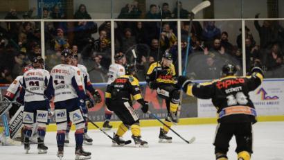 Bild: brü
Mit 5:3 gewinnt der ERSC Amberg am Sonntag gegen Ulm. Hier jubeln Daniel Troglauer, Dominik Schopper und Kevin Schmitt.