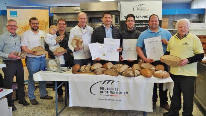 Bild: Bühner
Sehr zufrieden zeigen sich die Mitglieder der Bäckerinnung mit den Ergebnissen der Brotprüfung 2020 mit Innungsobermeister Wolfgang Schmid (Zweiter von links) und Sachverständiger Manfred Stiefel (Vierter von links).