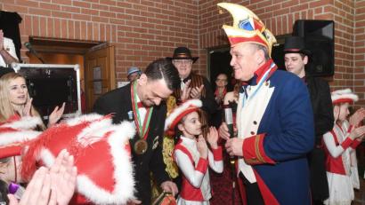 Bild: Gabi Schönberger
Christian Würdinger (mit Orden) steht vor Oberbürgermeister Kurt Seggewiß als Napoleon.