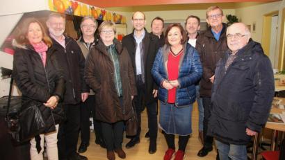 Bild: wro
Vorsitzende Nicole Fürst (Vierte von rechts) führte die Besucher von der Freien Wähler Kreistagsfraktion durch die Räume der Mitterteicher Tafel. Angeführt wurde die Delegation von Fraktionssprecher Hans Klupp (Dritter von links) und Kreistagsmitglied und Landratskandidaten Ely Eibisch (Fünfter von links).