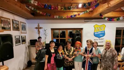 Bild: gz
Für Stimmung beim ersten Hausfasching garantiert Musikjongleur Palermo (hinten links).