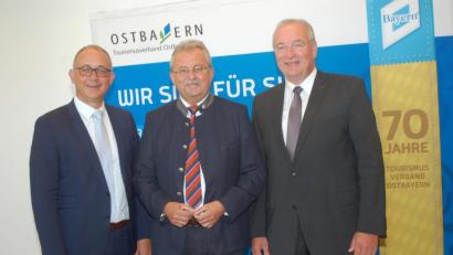 Bild: gib
Josef Laumer (Mitte) ist der neue Präsident des Tourismusverbands Ostbayern. Er folgt auf Franz Löffler (rechts). Verbandsvorstand Michael Braun gratulierte.