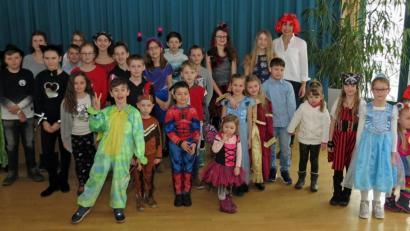 Bild: Dobmeier
Zum Faschingskonzert spielte die "Musikschule Fantasie“ in bunten Faschingsgewändern, angeleitet von Lilia Gette (rechts hinten). Bild: Dobmeier