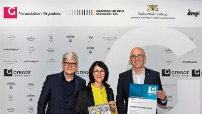 Bild: Benjamin Köder/exb
Freuten sich über die besondere Auszeichnung für den Kalender: (v.l.) Alexander Feig, Antonia Feig mit Kalender und Jürgen Frischmann