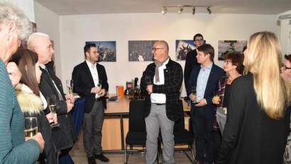 Bild: hcz
Wilfried Forster (Mitte) zeigt beeindruckende Bilder vom Karneval in Venedig im Wahlkreisbüro von Christoph Skutella.