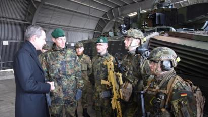Bild: Alexander Pausch
Der Parlamentarische Staatssekretär im Verteidigungsministerium Thomas Silberhorn (CSU, links) unterhält sich bei seinem Besuch in der Gernzland-Kaserne mit Oberviechtacher Panzergrenadiere. Rechts neben Silberhorn steht Bataillonskommandeur Oberstleutnant Andreas Bleek.