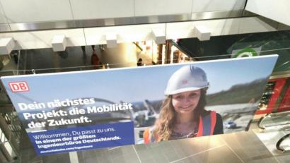 Bild: phs
Ingenieurin werden. Larissa Langer kann das bedenkenlos empfehlen. Wie hier in Berlin steht oder hängt ihre Überzeugung zurzeit an Dutzenden deutschen Bahnhöfen unterschiedlichster Größe.