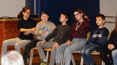 Bild: ads
Mit lustigen Sketchen sorgen die Ministranten und der Pfarrgemeinderat von St. Margareta Kemnath für Unterhaltung beim Pfarrfamilienabend.