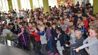 Bild: rgr
Nach knapp 35 Jahren an der Grafenwöhrer Grund- und Mittelschule verabschiedet sich Schulsekretärin Brigitte Hörl von ihren Kollegen und Schülern. Für diesen Anlass haben die Jungen und Mädchen einen Tanz einstudiert.