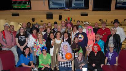 Bild: az
Die Teilnehmer am "Funky Faschings Bowling" des Deutsch-Amerikanischen Kontaktclubs haben mächtig viel Spaß.