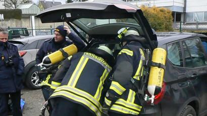 Bild: dob
Im Heckraum des BMW X 3 schmoren die Kabel. Davon geht der Brand aus, der aber schnell unter Kontrolle gebracht ist. Die Feuerwehrkräfte trennen umgehend die Stromversorgung ab.