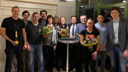 Bild: Helmut Weigl/exb
Bei der Mitgliederversammlung des TC Schanzl wurden die Frauen und Männer geehrt, die sich im Verein über das normale Maß hinaus engagiert haben (von links): Didi Fahlke, Moritz Steger, Norbert Henn, Markus Wagner, Barbara Brosch, Sabine Henn, Christel Lindner, Mario Neumann, Andreas Schmidtgall, Nicky Marquard, Sebastian Grau und Sebastian Wagner.