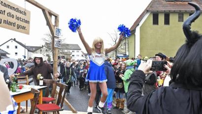 Bild: Petra Hartl
Wie immer voller Freude dabei: Der Stammtisch, der in den vergangenen Jahren ob seiner Kreativität einige Preise bei der Prämierung der schönsten Gruppen absahnte.