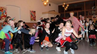 Bild: bsc
Der Kinderfasching der Kolpingsfamilie Friedenfels hat auch nach Jahrzehnten nichts von seiner Beliebtheit verloren. Über 100 Besucher vergnügten sich in diesem Jahr im Hartung-Saal. Mädchen und Buben schlüpften teilweise in phantasievolle Faschingskostüme.
