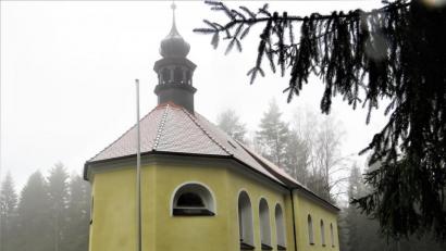 Bild: ubb
Idyllisch mitten im Wald steht die Allerheiligenkirche. Das Kleinod der Gemeinde Wernersreuth ist beliebtes Ausflugsziel für Wanderer und Spaziergänger.