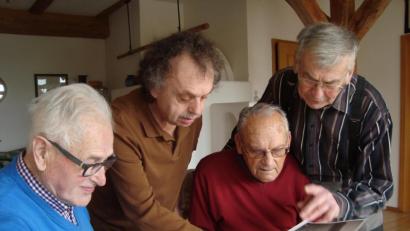 Bild: schß
Die Zeitzeugen (von rechts) Hans Graf, Georg Schaller und Franz Hummel berichten vom Ende des Krieges in Ursensollen. Helmut Ludwig, seine Mutter stammt aus dem Unteren Wirtshaus in Hohenkemnath, besitzt noch viele Fotos aus dieser Zeit aus dem Nachlass seiner Münchener Tante. Die Senioren waren Klassenkameraden an der Volksschule Hohenkemnath.