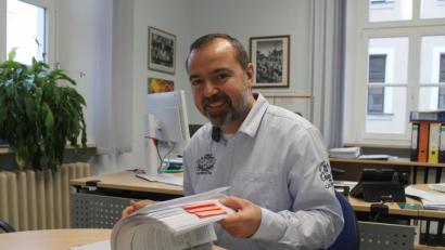 Bild: sfo
Thomas Schraml ist am Landratsamt zuständig für die Kommunalwahl. Auf seinem Tisch landen die Wahlvorschläge, die in dicken Ordnern ankommen und geprüft werden.