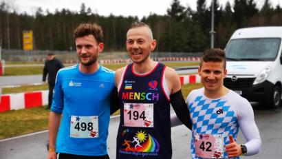 Bild: Sven Hindl
Andreas Hecht (Mitte) von der DJK Weiden gewann den zweiten Lauf der Oberpfälzer Winterlauf-Challenge rund um den Murner See vor Armin Reif (rechts) von der LG Passau und Korbinian Lehner von der LSG Höchstadt-Aisch.
