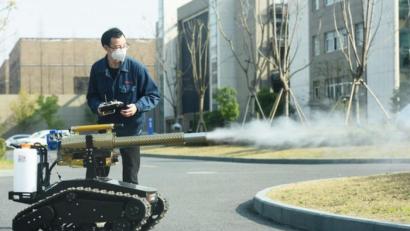 Bild: Long Wei/SIPA Asia via ZUMA Wire/dpa
Die Corona-Panik treibt immer neue Blüten: Ein Mann mit Mundschutz präsentiert einen Desinfektionsroboter. Der Roboter kann eine Fläche von 10.000 Quadratmetern pro Stunde desinfizieren und soll das medizinische Personal vor der Ansteckung mit dem Coronavirus schützen.