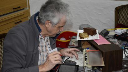 Bild: Karl Schwemmer
Messgeräte und Schaltplan sind während der Reparatur eines Radiogeräts zur Hand. Nach getaner Arbeit gibt’s Kuchen.