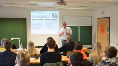 Bild: Fachoberschule Marktredwitz/exb
Tobias Wolf von der AOK bereitete die Schüler der Ausbildungsrichtung Wirtschaft und Verwaltung auf Einstellungsfragen vor.