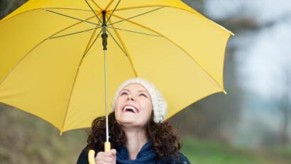 Bild: contrastwerkstatt – stock.adobe.com
Ein Spaziergang im Regen kann nicht nur viel Spaß, sondern auch richtig glücklich machen.