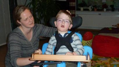 Bild: Portner
Simone Biebl schiebt ihren Sohn Ludwig im Therapiestuhl durchs Wohnzimmer. Die Familie strebt eine Behandlung in einer slowakischen Spezialklinik an, die es mit vielen „Internet-Klicks“ auch kostenfrei gäbe.