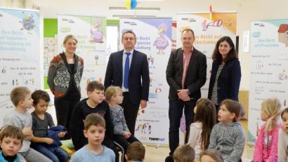 Bild: wec
Bei der Eröffnung der Ausstellung in der Grundschule Ebermannsdorf im Gespräch mit den Kindern (von links): Claudia Mai vom Kreisjugendring, Bürgermeister Josef Gilch, Jugendbeauftragter und Zweiter Bürgermeister Erich Meidinger sowie Schulleiterin Heidrun Leitz.