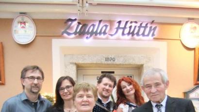 Bild: gm
Ihren 75. Geburtstag begeht Marianne Boßle (vorne Mitte). Da steht insbesondere die Familie mit Ehemann Josef (rechts) und den Kindern eng zusammen.