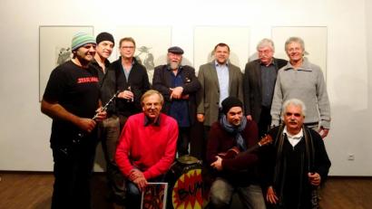 Bild: müb
Zweiter Bürgermeister Günter Koller (hinten, Dritter von rechts) mischt sich bei der Vernissage in der Galerie der Gruppe 81 unter die Reihen der Bettlerbigband.