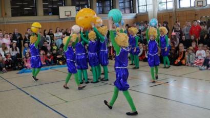 Bild: weu
Bambini-, Jugend - und Juniorengarde begeisterten an der Doktor-Eisenbarth-Schule die Schülerinnen und Schüler mit ihren zackigen Gardemärschen und phantasievollen Showtänzen.