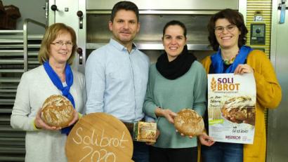 Bild: MEDIENWERKSTATT.K
Letzte Absprachen trafen die Vertreterinnen des Frauenbund Teunz Gertraud Hummer (links) und Heike Krafczyk (rechts) mit Andreas und Veronika Brandstätter (Mitte). Das Solibrot gibt es in der Bäckerei Brandstätter vom 2. März. bis 11. April und beim Fastenessen der Pfarrei Teunz am 29. März.